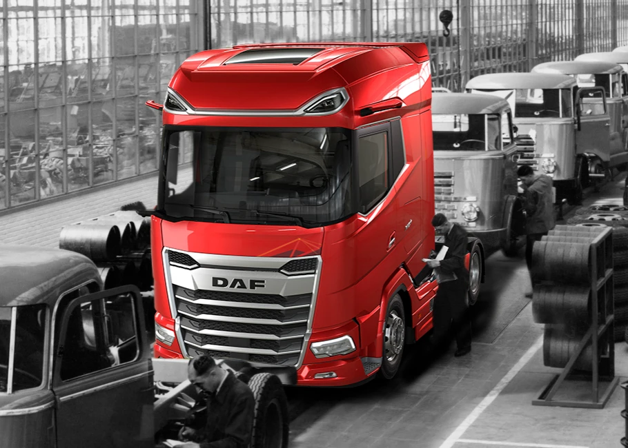 Een loopband met oude trucks en in het midden een nieuwe DAF truck